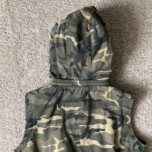 Fashionomics Camo Denim Utility Vest - Picture 12 of 15